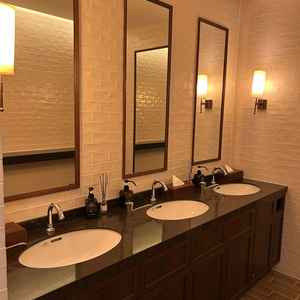 お手洗いの写真。歴史感じる建物に対し、トイレは最先端の設備でとても綺麗だった。