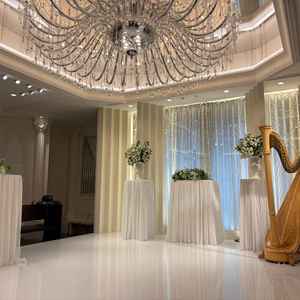 シャンデリアとハープが印象的なチャペルでした。