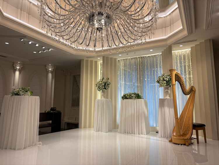 シャンデリアとハープが印象的なチャペルでした。