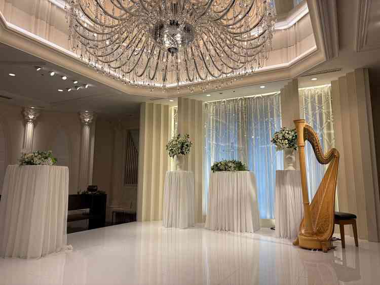 シャンデリアとハープが印象的なチャペルでした。