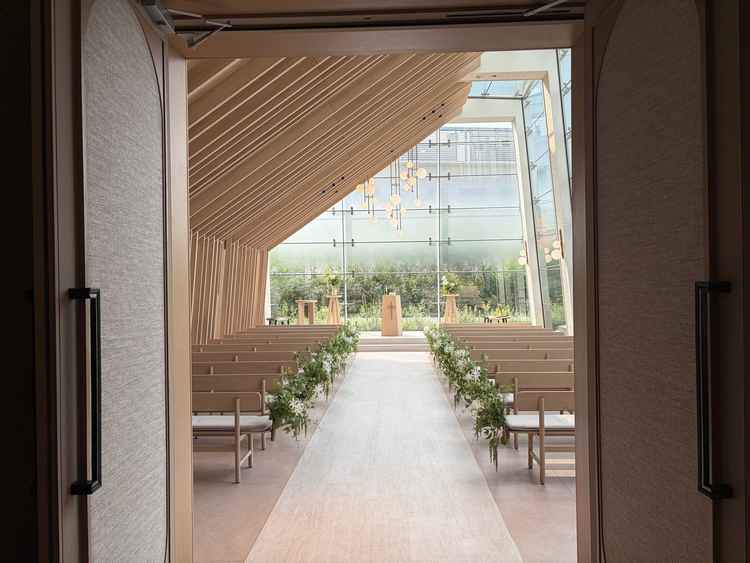 チャペル前でドアをオープンしてもらった目線です。天井が高く空が見え、気持ちのいい空間でした。