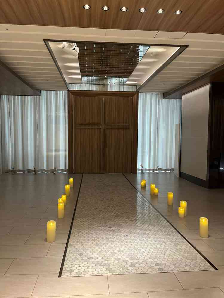 キャンドルで道が作られているマザーズロードです。横のスクリーンに映像を流せる演出が魅力でした。