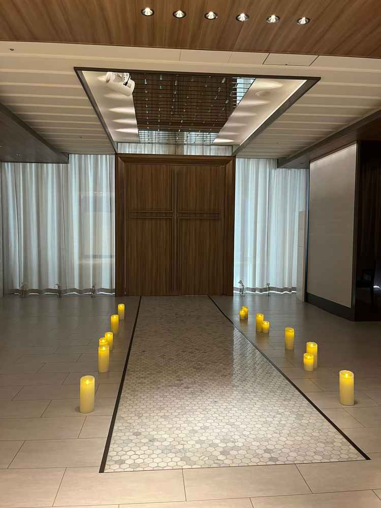 キャンドルで道が作られているマザーズロードです。横のスクリーンに映像を流せる演出が魅力でした。