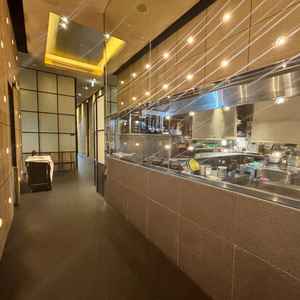 会場までの動線が圧巻のオープンキッチでした。開始前から雰囲気を盛り上げてくれる印象を持ちました。