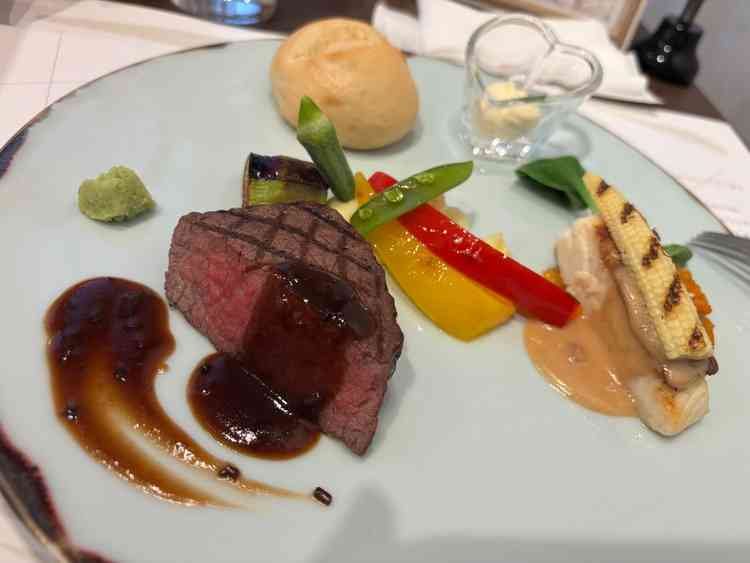 牛肉と、真鯛のワンプレート。フレンチの中に日本の食材を組み合わせていて、とても斬新でした。