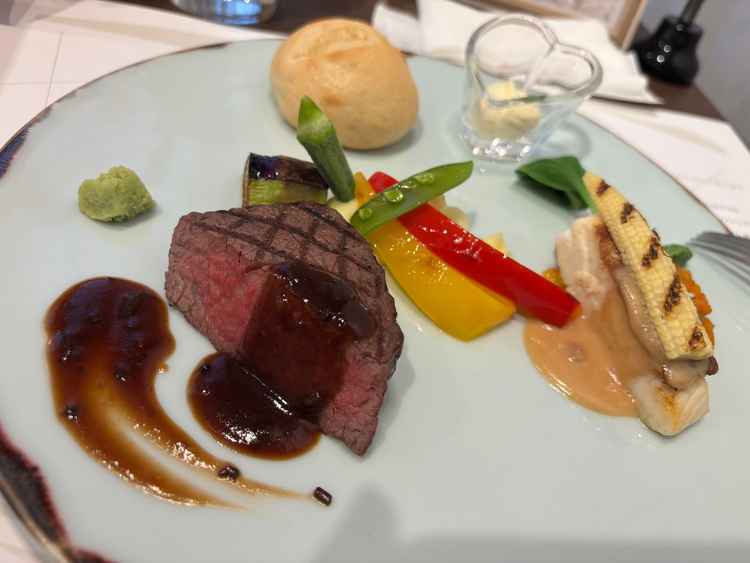 牛肉と、真鯛のワンプレート。フレンチの中に日本の食材を組み合わせていて、とても斬新でした。