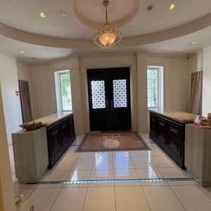 建物内のエントランスもピカピカに磨かれており、年季を感じさせない美しさでした。入ると圧巻されます。