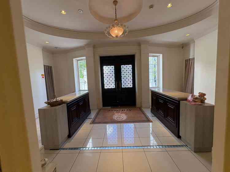 建物内のエントランスもピカピカに磨かれており、年季を感じさせない美しさでした。入ると圧巻されます。