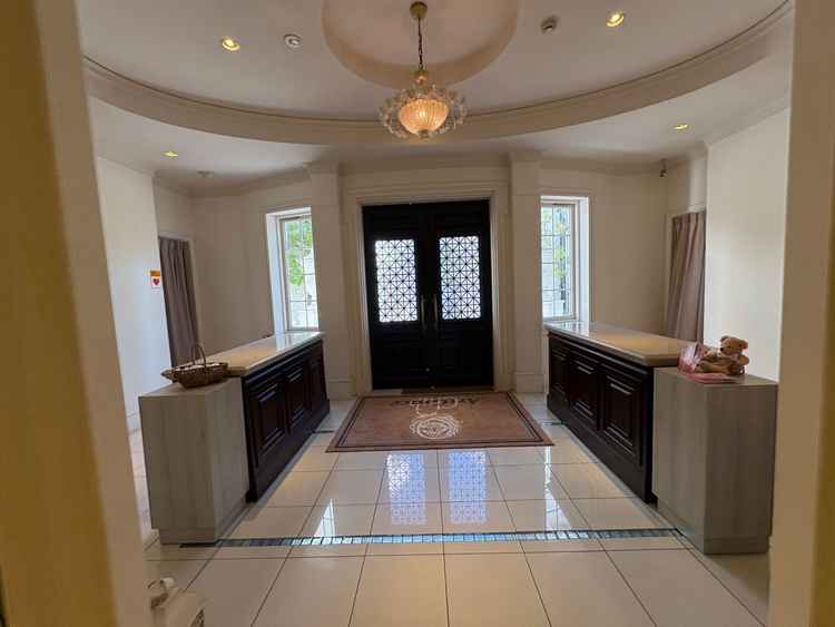 建物内のエントランスもピカピカに磨かれており、年季を感じさせない美しさでした。入ると圧巻されます。