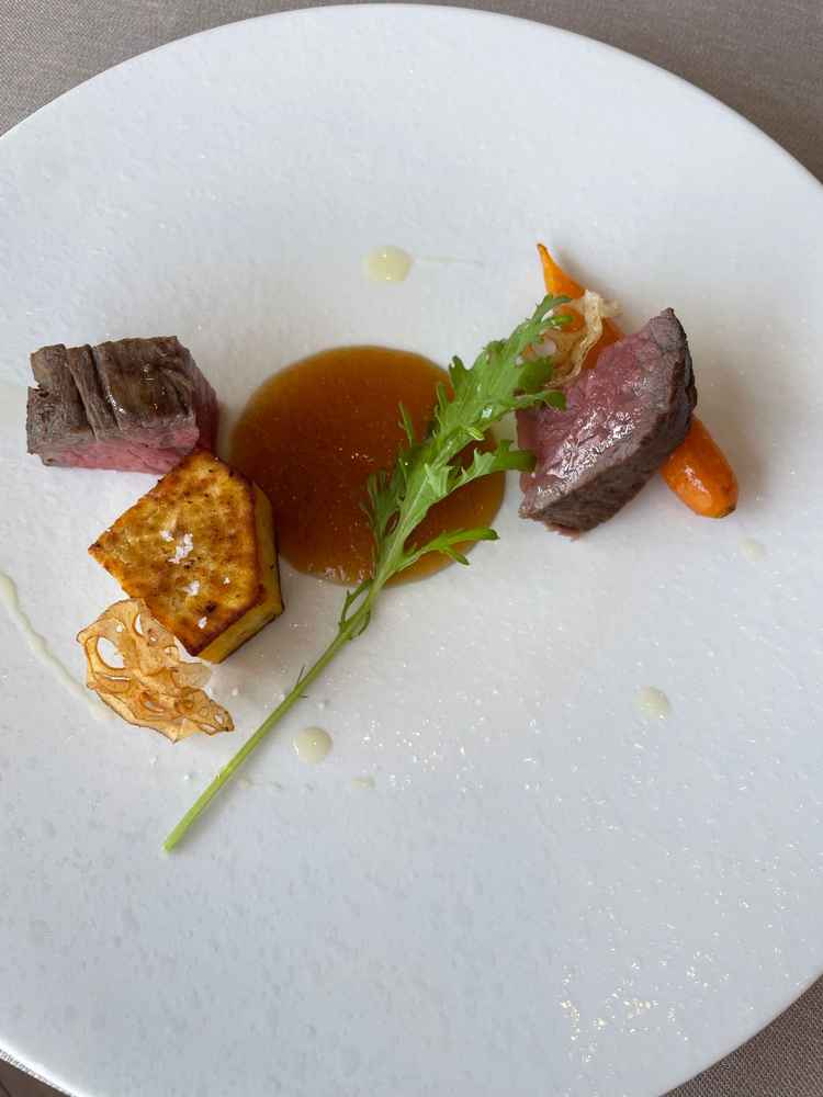 塩釜で焼いたローストビーフ。とても柔らかく、和なテイストのソースがとてもおいしかったです。