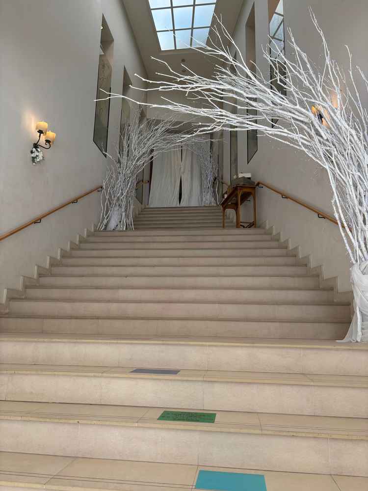 挙式会披露宴会場へ向かう回廊。ゲストと新郎新婦の距離がとても近くていいなと思いました。