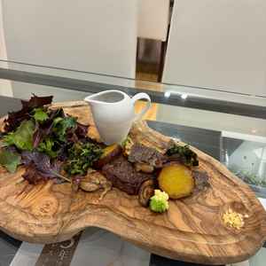 料理のレベルが高い割に、価格もそこまで高く無いことには驚いた。高級食材もふんだんに使われている。