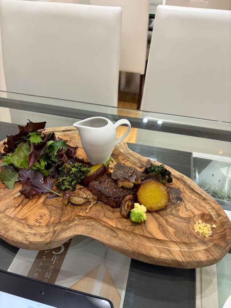 料理のレベルが高い割に、価格もそこまで高く無いことには驚いた。高級食材もふんだんに使われている。