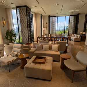 ウェルカムスペースは窓が大きく、かつ外に出られるバルコニーもあり、とても開放的な場所でした。