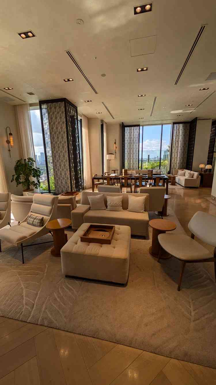 ウェルカムスペースは窓が大きく、かつ外に出られるバルコニーもあり、とても開放的な場所でした。