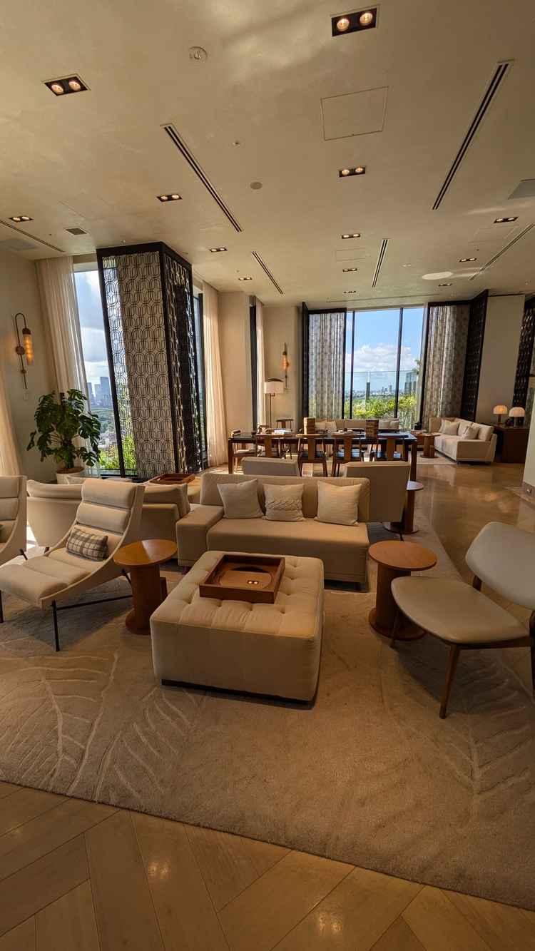 ウェルカムスペースは窓が大きく、かつ外に出られるバルコニーもあり、とても開放的な場所でした。