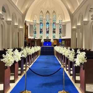 120年の歴史を刻むステンドグラス×永遠を意味するロイヤルブルーのバージンロードがセンスを感じた。