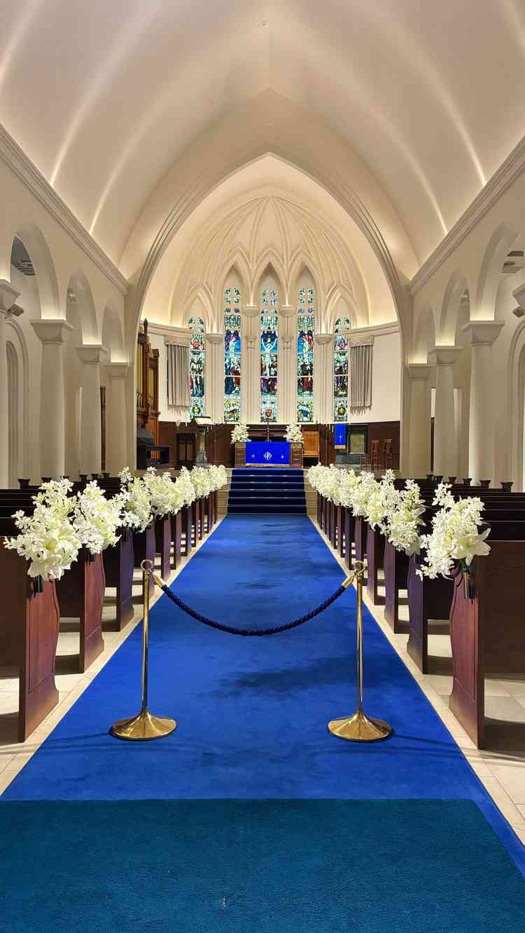 120年の歴史を刻むステンドグラス×永遠を意味するロイヤルブルーのバージンロードがセンスを感じた。
