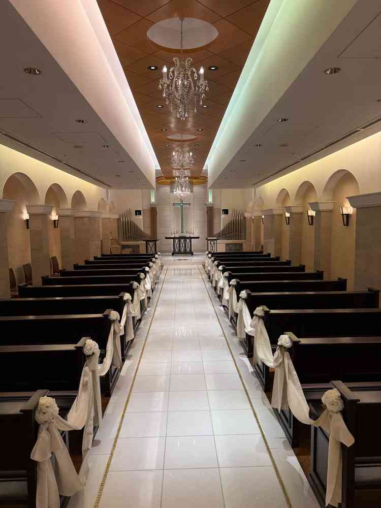 クラッシックで可愛らしいチャペル。バージンロードが長く、ゲストの皆様に長くお披露目できると思います。