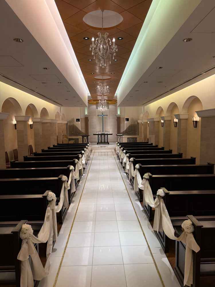 クラッシックで可愛らしいチャペル。バージンロードが長く、ゲストの皆様に長くお披露目できると思います。