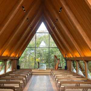 チャペルは三角屋根が印象的で緑に囲まれ、天気関係なくどの季節も味わえる会場でした