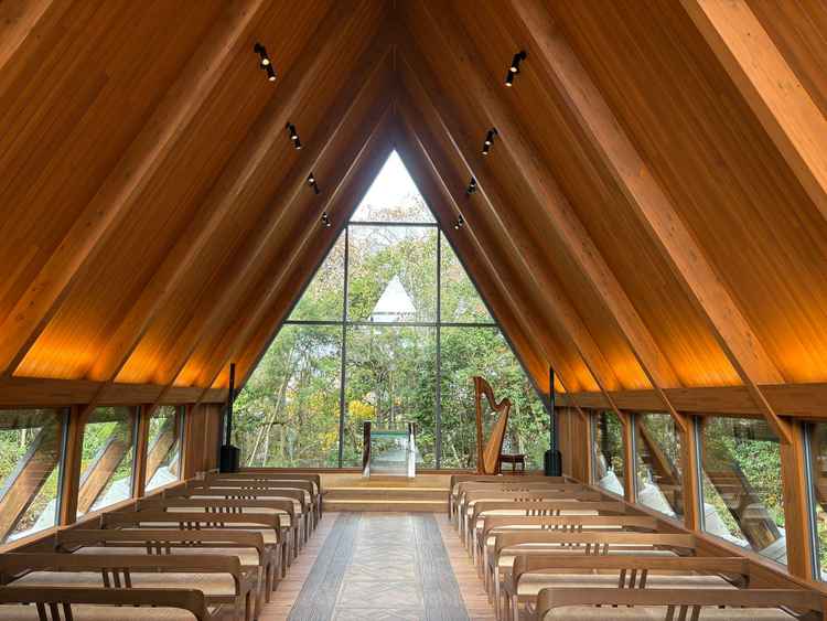 チャペルは三角屋根が印象的で緑に囲まれ、天気関係なくどの季節も味わえる会場でした