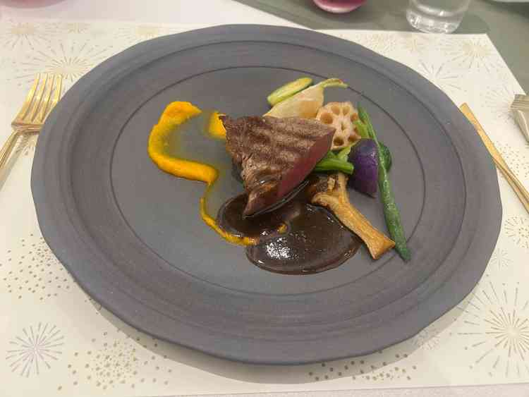 お料理です。お肉がとても柔らかく、どの年代の方でも食べやすいと感じます。