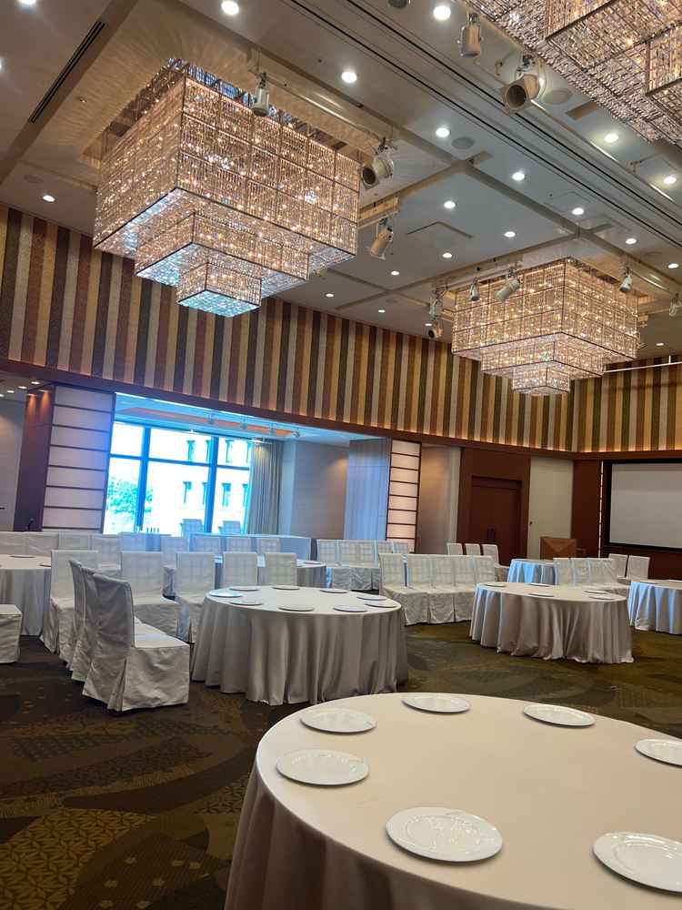 披露宴会場からは皇居と日比谷公園が見えました。天井が高く、シャンデリアも素敵です。