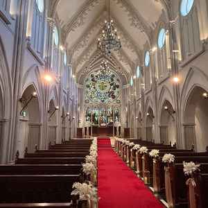 チャペルの中も、赤いバージンロードと大きなステンドグラス。自然光も入って美しかったです。