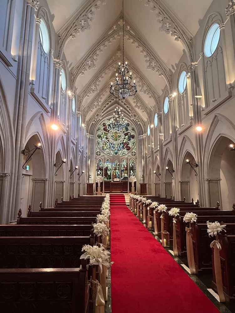 チャペルの中も、赤いバージンロードと大きなステンドグラス。自然光も入って美しかったです。