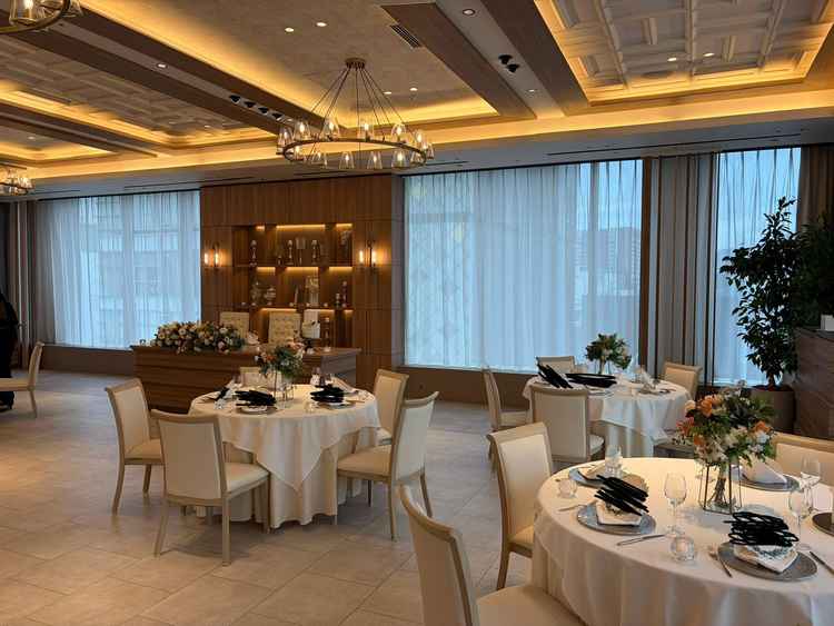 披露宴会場の写真。こちらもリラックス感のある雰囲気で良かった。