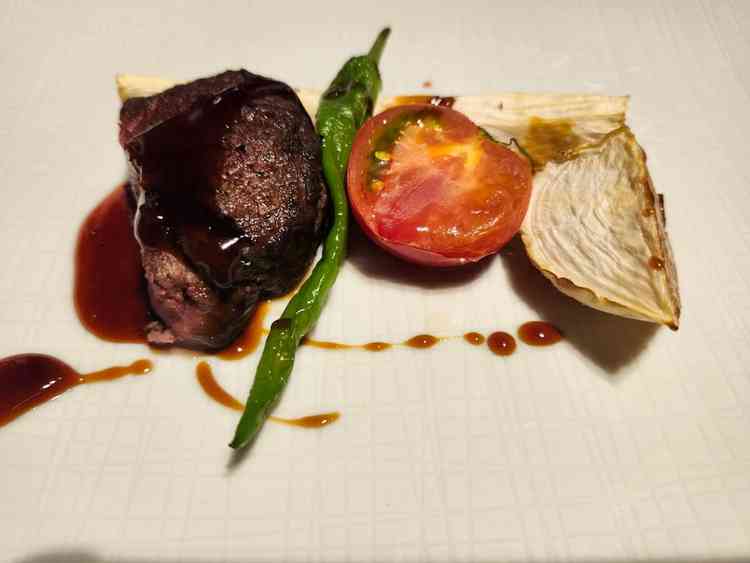 試食でいただいた肉料理です。付け合わせも含めて美味しく、親族やに食べてもらうのが楽しみです。