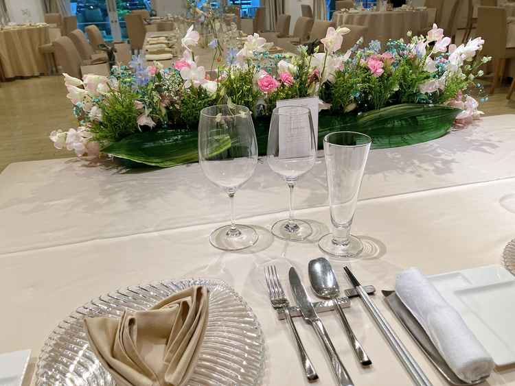 披露宴会場、新郎新婦の食器類