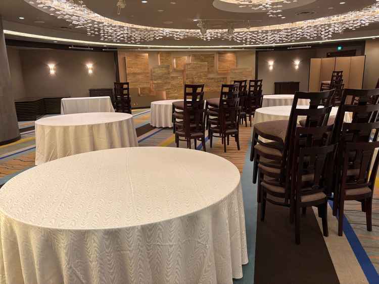 披露宴会場（瑠璃）の写真。今回は別の会場準備のために机等がこのようになっています。