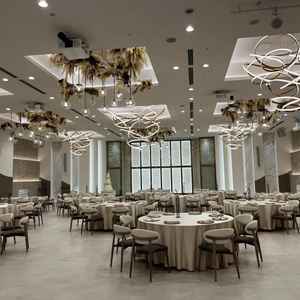 披露宴会場は広く、全体的に落ち着いた雰囲気でゲストにもゆったり過ごしてもらえそうだと感じました。