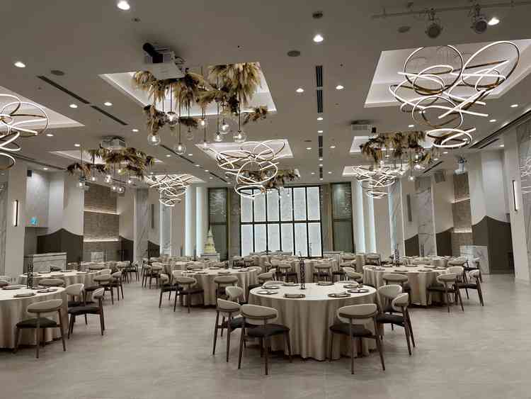 披露宴会場は広く、全体的に落ち着いた雰囲気でゲストにもゆったり過ごしてもらえそうだと感じました。