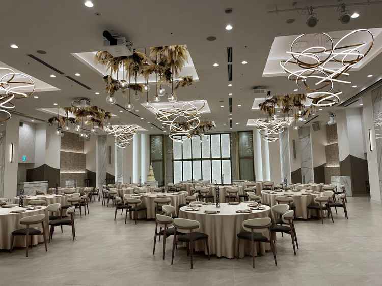 披露宴会場は広く、全体的に落ち着いた雰囲気でゲストにもゆったり過ごしてもらえそうだと感じました。