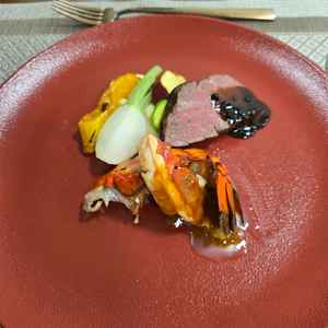 試食。旬の野菜が使われており、見映えも良く好印象。