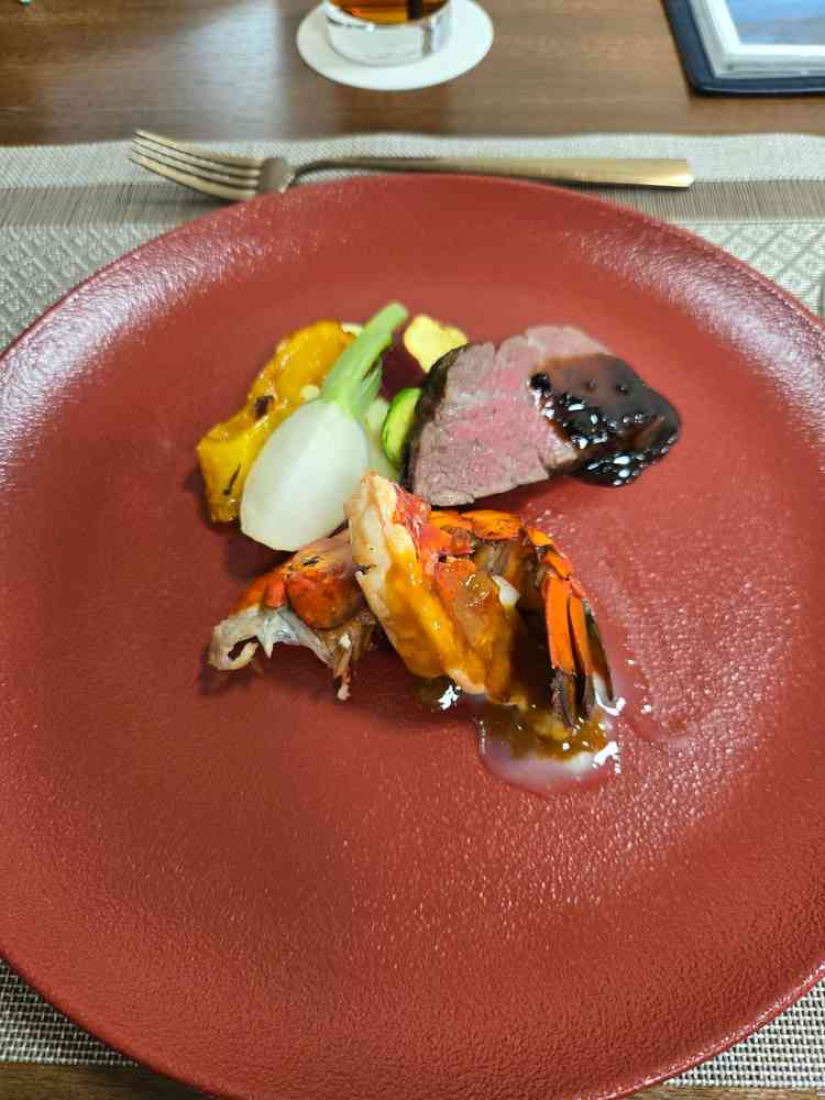 試食。旬の野菜が使われており、見映えも良く好印象。