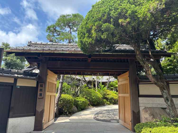 まず最初にこの景観で気分があがりしました、奥に進むとオリジナルのれんをかけれる建物への入り口が。