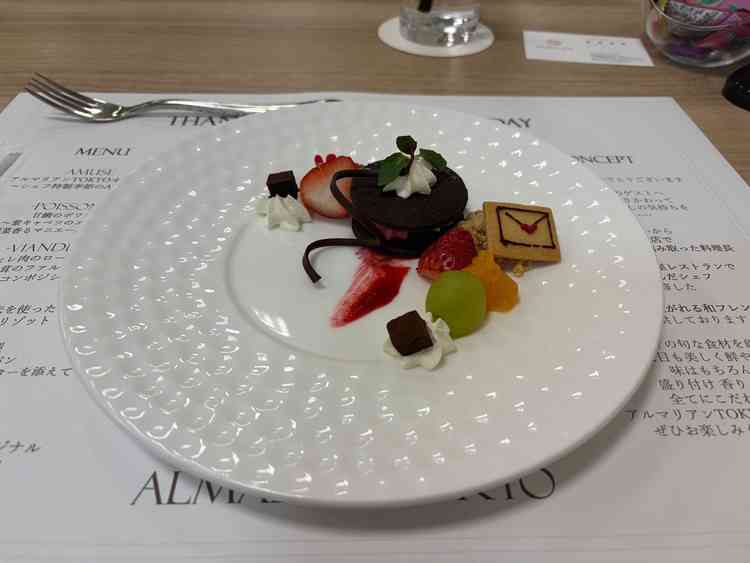 デザートはバレンタインが近いと言うことでチョコレート。クッキーとフルーツ。食べやすかった