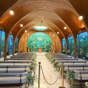 写真で見るよりとっても明るくて、4面ガラスになっていたので開放感のあるチャペルでした。