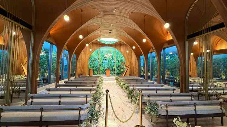 写真で見るよりとっても明るくて、4面ガラスになっていたので開放感のあるチャペルでした。