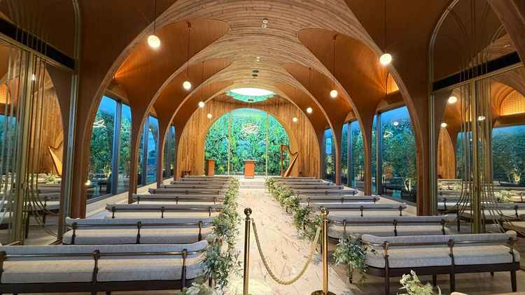 写真で見るよりとっても明るくて、4面ガラスになっていたので開放感のあるチャペルでした。