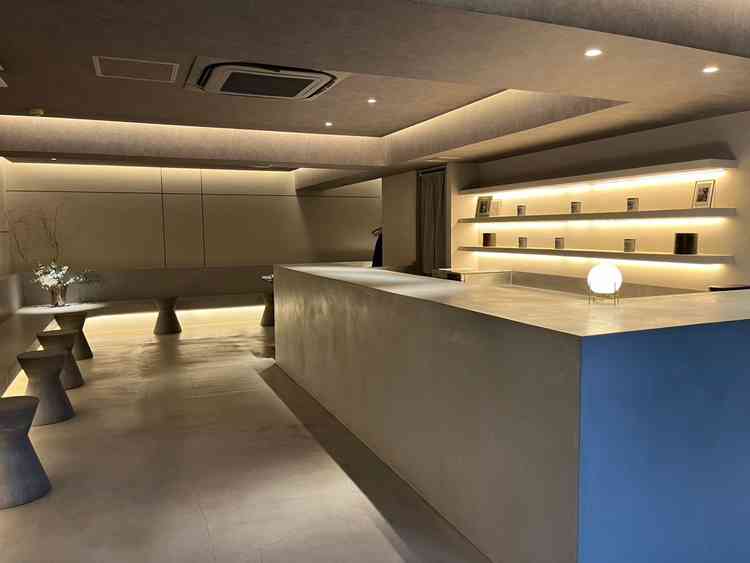 待合ブースは青山らしい洗練さがあった