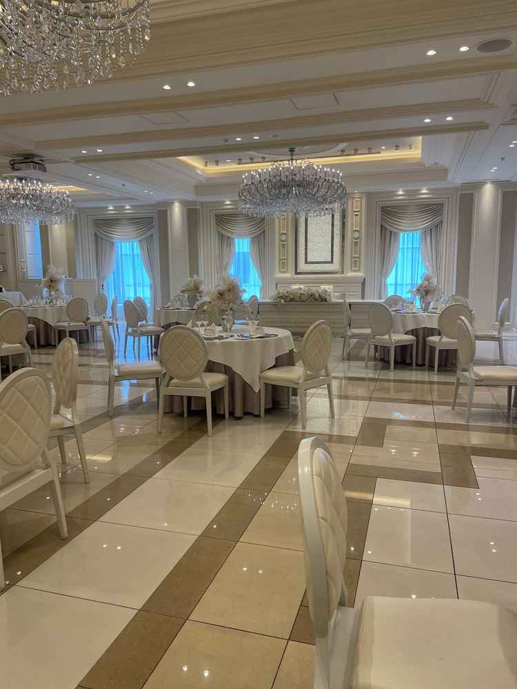 白を基調とした披露宴会場