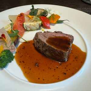 メイン。彩り華やかで、とても美味しく、この料理が会場横の専用キッチンから冷めることなく運ばれてきます