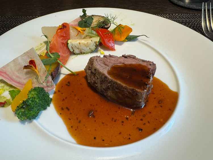 メイン。彩り華やかで、とても美味しく、この料理が会場横の専用キッチンから冷めることなく運ばれてきます