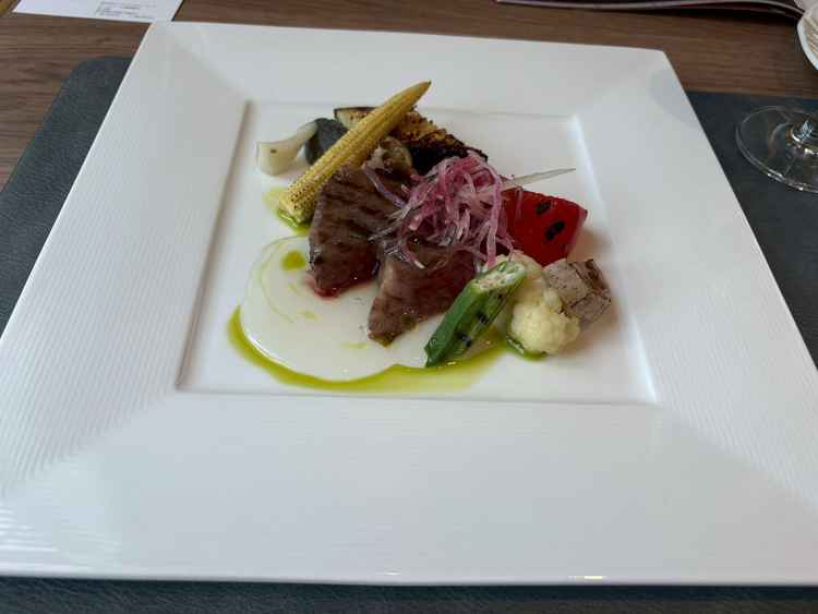 メインのお肉料理。肉は柔らかく味も見た目も良かった。