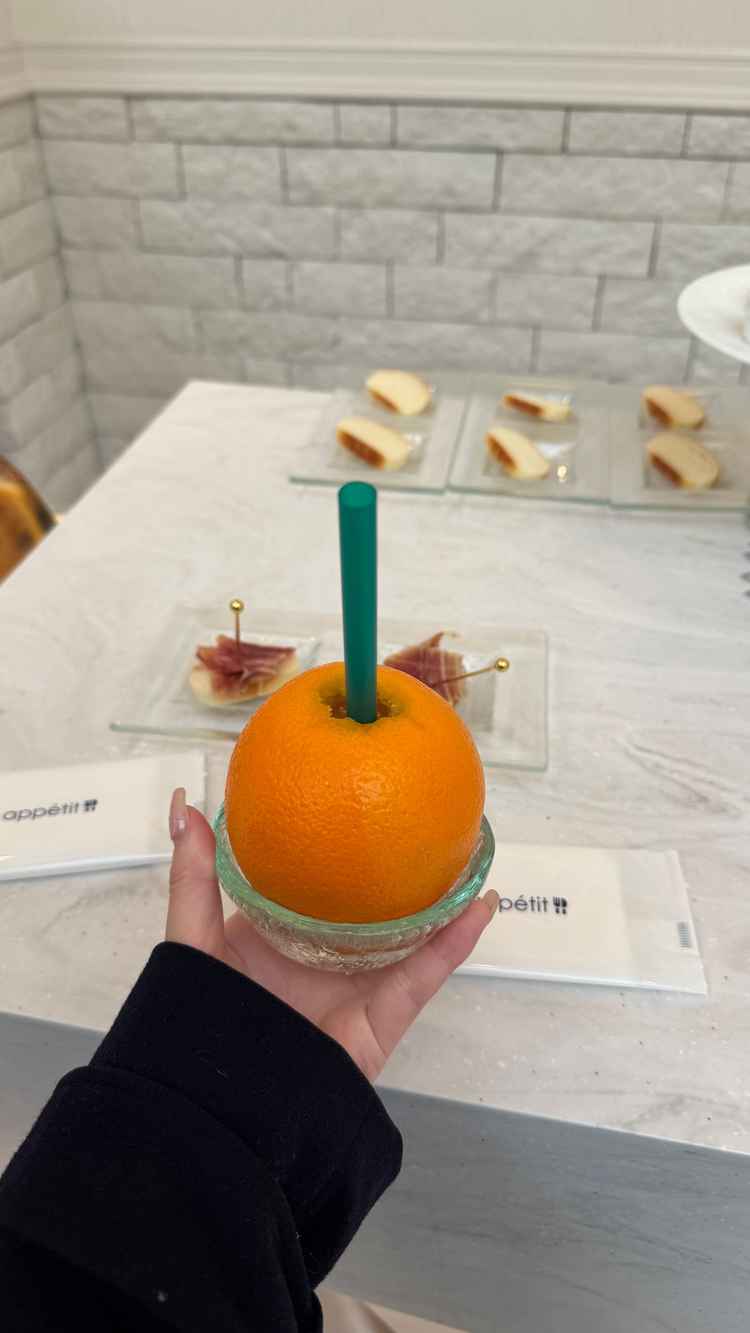 試食でいただいた生ハムとフレッシュなオレンジジュース。ゲストにとても喜んでいただけそうだなと感じた。